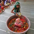 Una joven ofrece su lengua a una diosa hindú para cumplir todos sus deseos