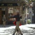 Dos bailarines de tango multados por el Ayuntamiento de Barcelona aparecen en un vídeo promocional de la ciudad [CAT]