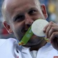 Subasta la medalla que ganó en Río para ayudar a niño con cáncer
