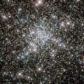Un antiguo cúmulo globular habitado por estrellas jóvenes