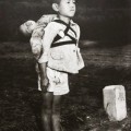 El niño japonés con su hermano atado a la espalda (Nagasaki, 1945), la historia de una fotografía