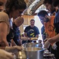 “Somos un grupo de amigos de San Sebastián que da de comer a 1.700 refugiados diarios”