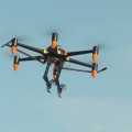 Un dron con garras capaz de levantar hasta 10 kg y realizar diversas tareas