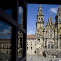 La familia Franco guarda en su casa de A Coruña dos esculturas del Pórtico de la catedral de Santiago