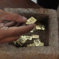 Desenterrada en Java una antigua caja de piedra con 22 placas de oro con los nombres de dioses de los vientos