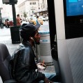 Nueva York tiene dos problemas con sus nuevas estaciones de internet: vagabundos y porno