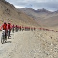Quinientas monjas entrenadas en kung fu pedalean por la cordillera del Himalaya a oponerse al tráfico de personas [ENG]