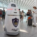 Robots armados empiezan a patrullar en uno de los mayores aeropuertos de China