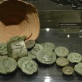 Encuentran monedas de la antigua Roma en unas ruinas de un castillo de Japón