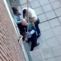 Tres ladrones roban en plena calle a un anciano ante los vecinos impasibles