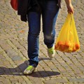 Las bolsas de supermercado son el menor de los problemas: así estamos perdiendo la guerra contra el plástico