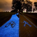 Crean en Polonia un carril bici que brilla en la oscuridad y funciona con energía solar