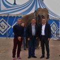 El PP de Ciudad Real muestra su apoyo al circo retratándose junto al elefante Dumbo
