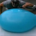 Cortando un gran globo de agua