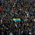 Arrían la bandera de Marruecos e izan la de Rif durante las protestas en Alhucemas