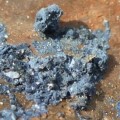 Vivianita, el mineral azul que crece sobre los cadáveres
