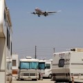 Los más de 100 empleados del aeropuerto de Los Ángeles que se quedaron a vivir en el estacionamiento