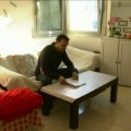 Una familia denuncia que tiene tres personas viviendo con ellos en su piso y que no pueden sacarlos de allí (CAT)