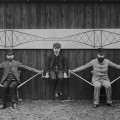 Tres ingenieros demostrando los principios del puente en ménsula, 1887 [EN]