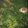 Aparecen fotos de un poblado de una tribu sin contactar del Amazonas amenazada por la mineria (Eng)