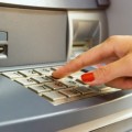 Un grupo de ‘hackers’ ataca cajeros para que expulsen billetes de forma remota
