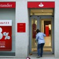 Banco Santander impone una comisión de 3 euros al mes para las tarjetas