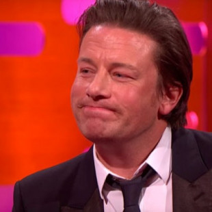 Le enseñan a Jamie Oliver la que se lió en España con su paella y las risas son máximas [ENG]