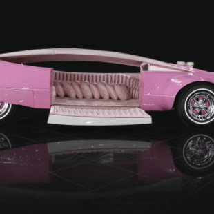 El coche de la Pantera Rosa: restaurado y mostrando sus encantos, en rosa