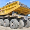 El arte de reparar los gigantescos neumáticos de los camiones mineros