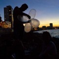 Cuba, el curioso arte de pescar con condones