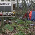 Empleados de Amazon duermen en tiendas de campaña cerca de un almacén escocés para ahorrar