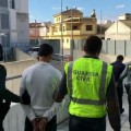 Los vecinos de Callosa del Segura impiden el primer intento de retirar la Cruz de los Caídos de la Plaza de España
