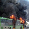 Rebeldes sirios queman autobuses que iban a evacuar a civiles de ciudades asediadas