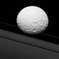 Mimas simula rumbo de colisión con los anillos de Saturno