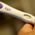 Polémica por mujer que se paga la universidad vendiendo test positivos de embarazo en EEUU