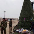 Soldados iraquíes musulmanes ponen el árbol de Navidad más grande de Iraq en solidaridad con los cristianos (EN)