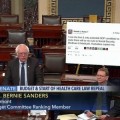 Bernie Sanders imprime un gigantesco tuit de Trump y se lo lleva al Senado