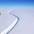 El gigantesco iceberg que está a punto de separarse de la Antártica