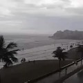 El momento exacto en que un turista es alcanzado por un rayo en una playa de Brasil