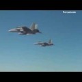 Un F-18 soltando en el aire un centenar de microdrones que se coordinan en vuelo para cumplir su misión