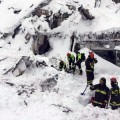 Encontradas diez personas con vida en el hotel atrapado por la avalancha de nieve en Italia [EN]
