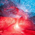 Encendiendo bengalas dentro de cavernas glaciares, un espectáculo único