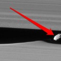 Ésta es la foto más cercana de una luna que se esconde en los anillos de Saturno (ENG)