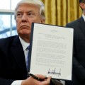 Donald Trump firma la salida de Estados Unidos del TTP