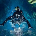 Buceando en cavernas submarinas donde se mezclan capas de agua salada y agua dulce, el efecto de bucear en el aire