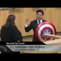 Un concejal de California cambia la Biblia por el escudo del Capitán América al jurar el cargo