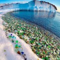 La playa donde la naturaleza ha transformado un vertedero ruso de botellas de vodka en un bello lugar