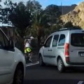 Intenta atropellar a un ciclista  que resulta ser un policía