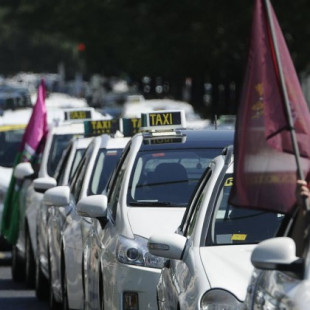 La ‘guerra del taxi’ en Sevilla: casi dos décadas a huevazos, pinchazos y pintadas