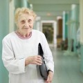 Alla Levushkina, la médico de 89 años que aún realiza cuatro cirugías diarias